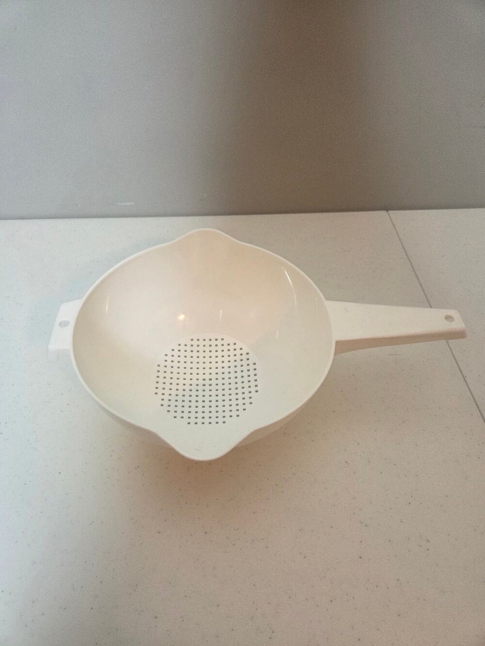 Vintage Tupperware #1523 2 Qt. Large Size White Colander Strainer Strain Kitchen